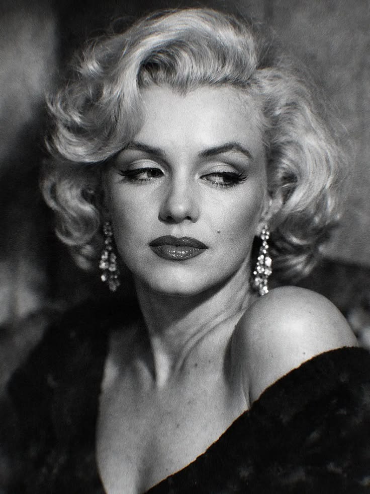 Marilyn Monroe – Classic Monochrome - Celebrities metal wall art plate